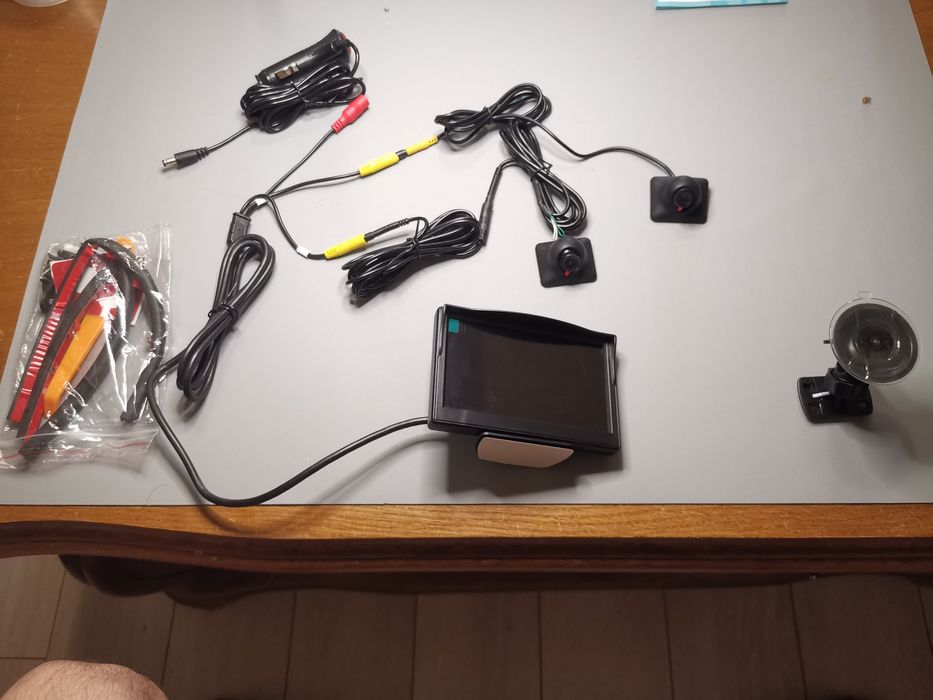 Автомобільний монітор з розділенням на 2 камери