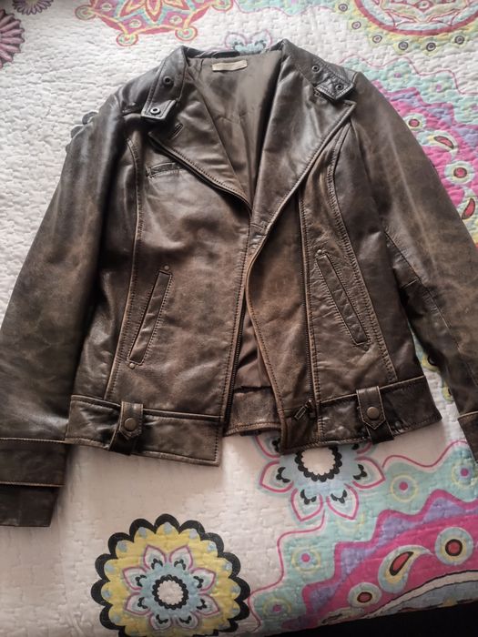 Casaco curto cintado. em pele cor verde tropa