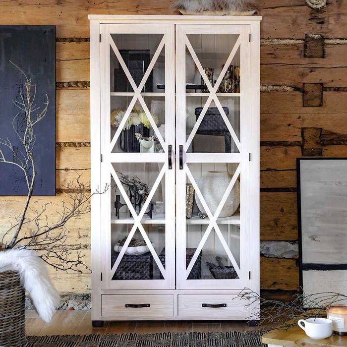 Drewniana witryna dwudrzwiowa bielona do salonu z szufladami