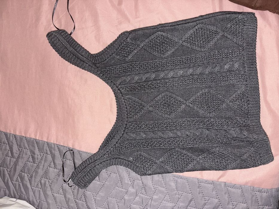 Top cinzento de tricot