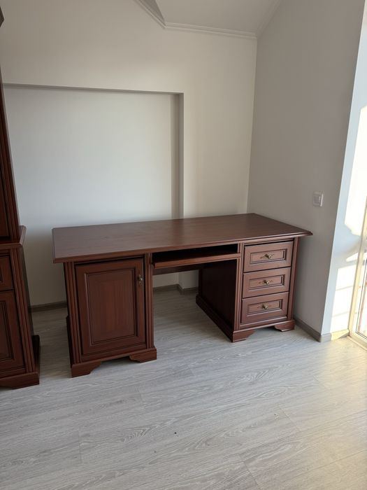 Офісні меблі стіл та шафа