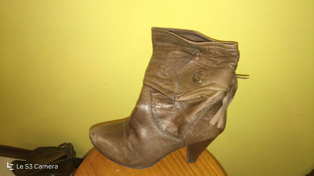 Botins castanho brilhantes, em pele, forrados a têxtil, como novos