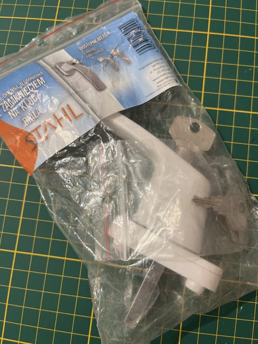 klamka aluminiowa okienna z zamknięciem na klucz biała stahl