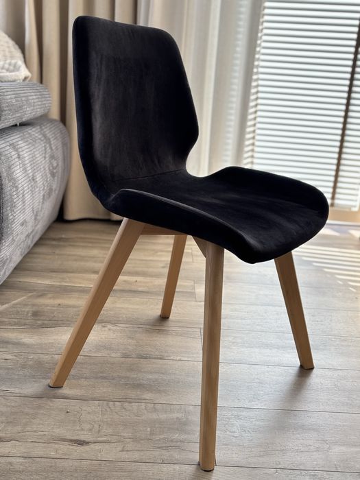 Dwa krzesla skandynawskie nogi buk