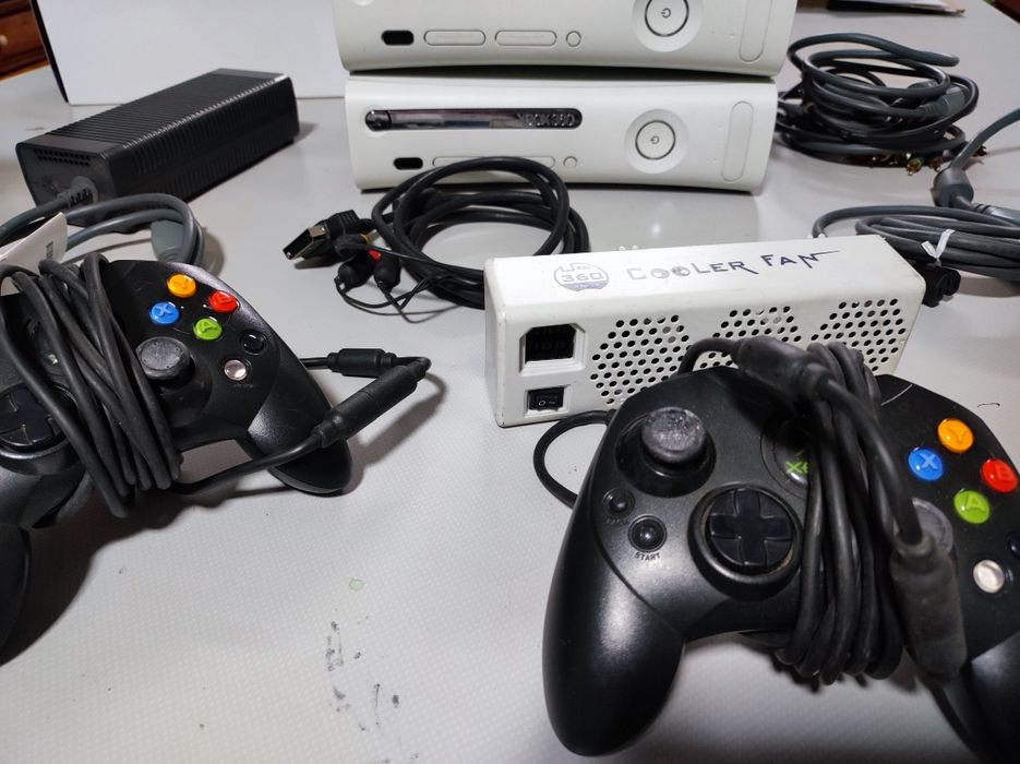 Duas Xbox 360 completas com acessórios