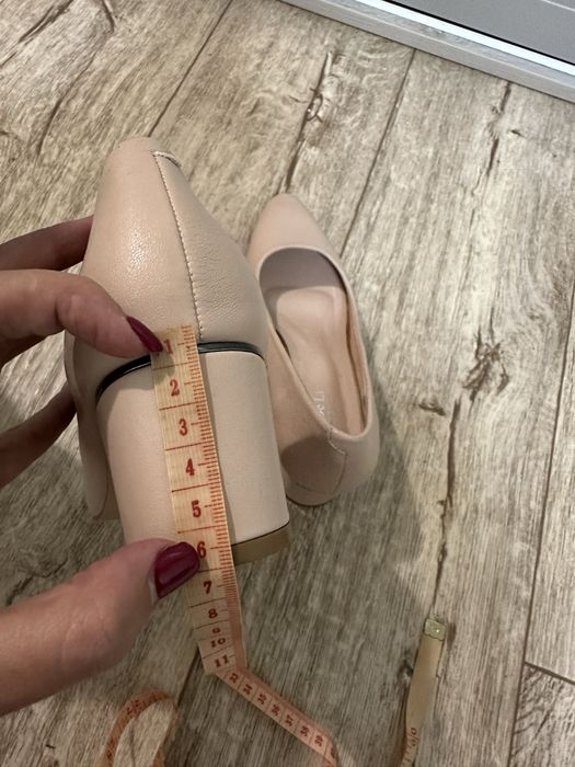 Туфлі чорні. Туфлі беж.