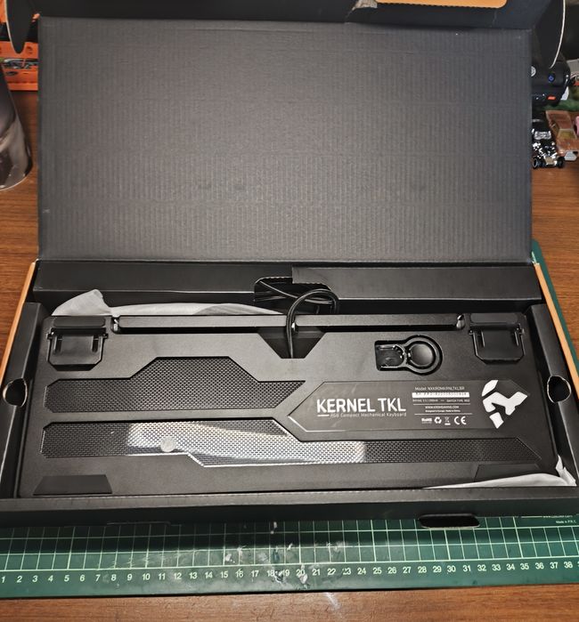 Teclado Krom Kernel RGB PT com teclas extras