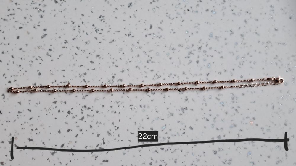 Srebrny łańcuszek w kolorze golden rose z drobnymi kuleczkami