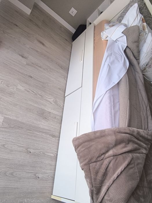 Móveis e carpete de sala e camas