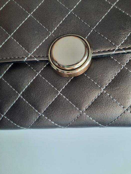 Clutch dourada com alça removível