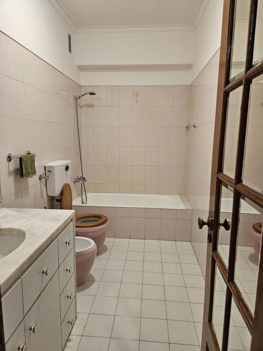 Fantástico T2 com dois wcs para arrendar no centro do Lumiar