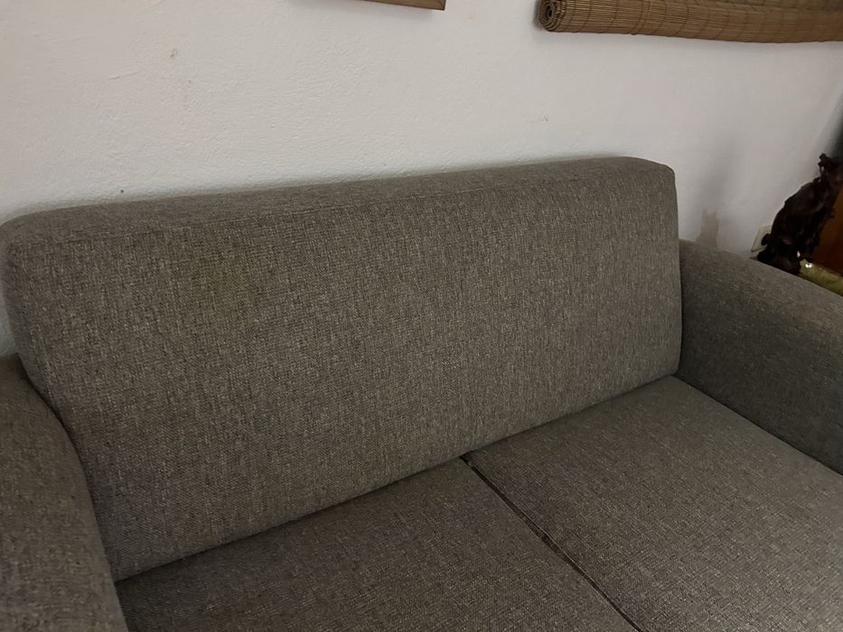 Sofá de 2 lugares com pés de palito