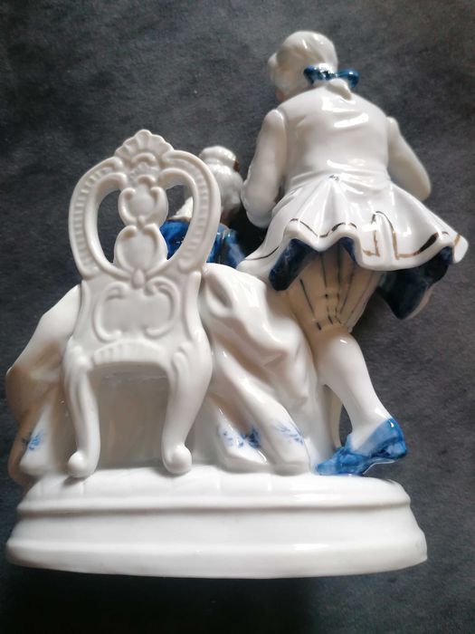 Lindo conjunto escultórico de casal em tons de azul e dourado