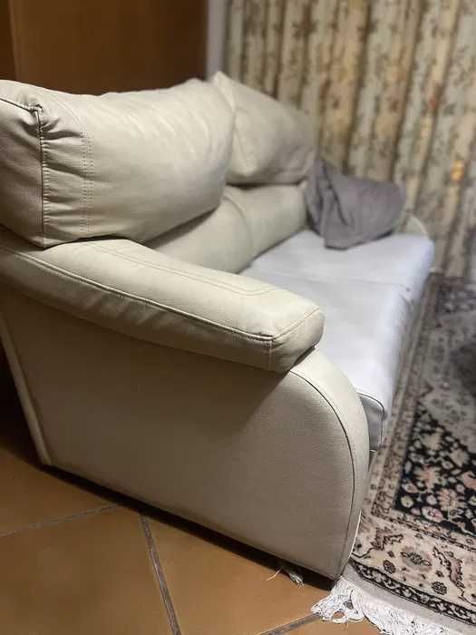 Sofá de Pele Bege