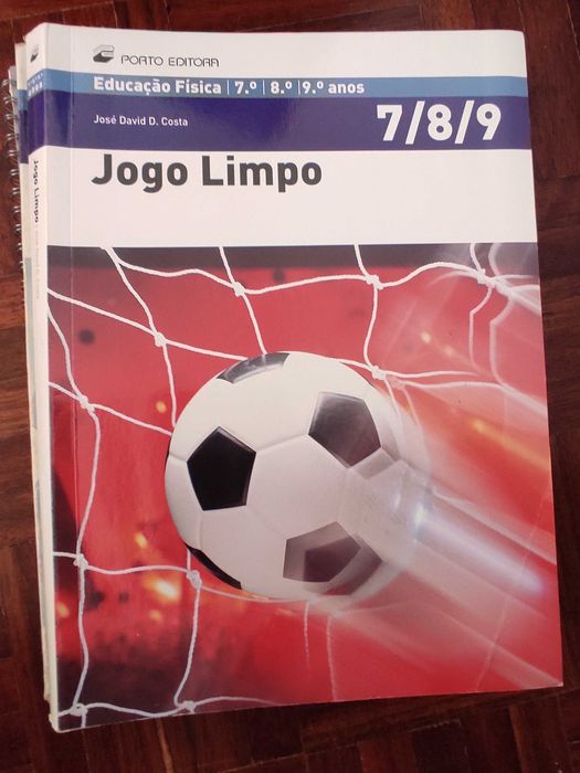 Livros escolares de diferentes anos de ensino e disciplinas