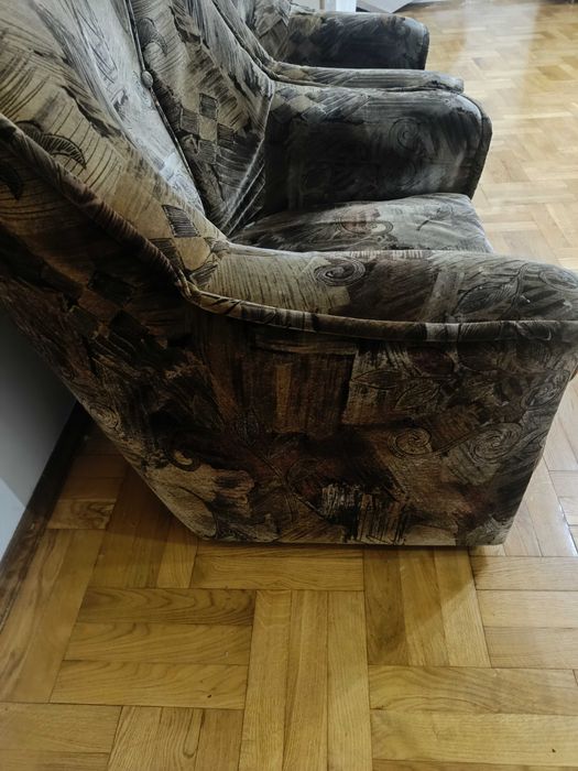 2 коричневих крісла