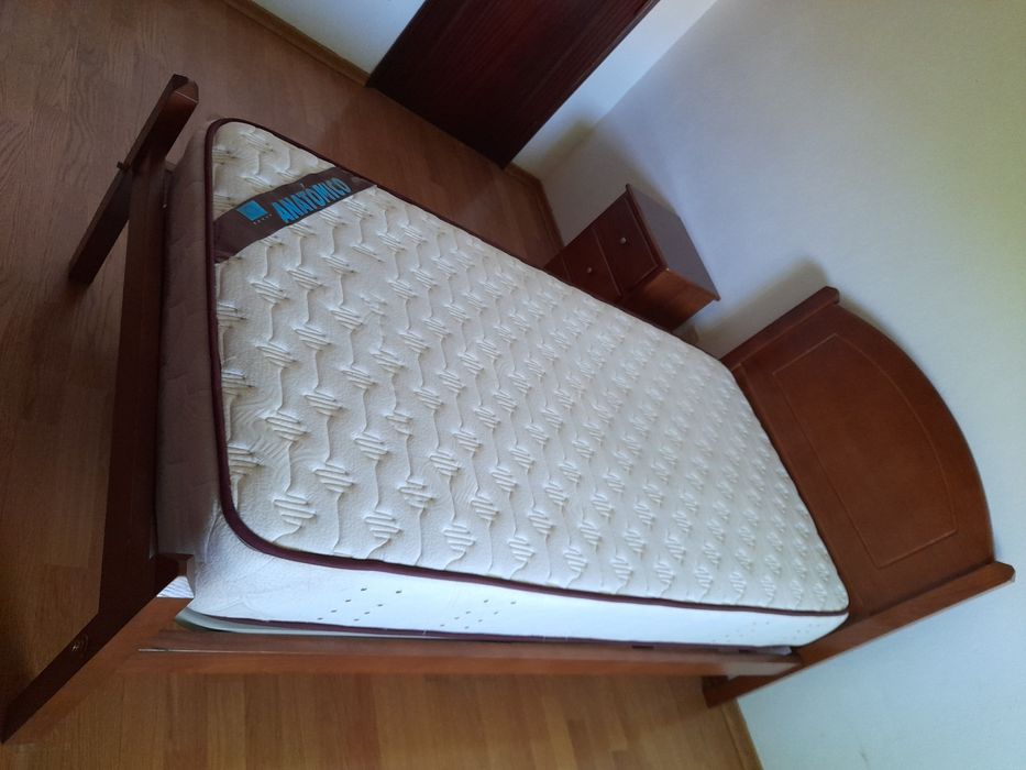 Quarto de solteiro em madeira de castanho