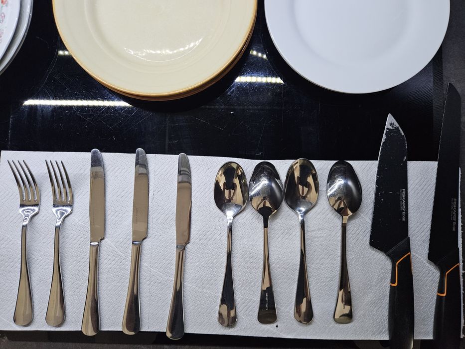 Zastawa stołowa: talerze, sztućce, naczynie do pieczenia żaroodporne