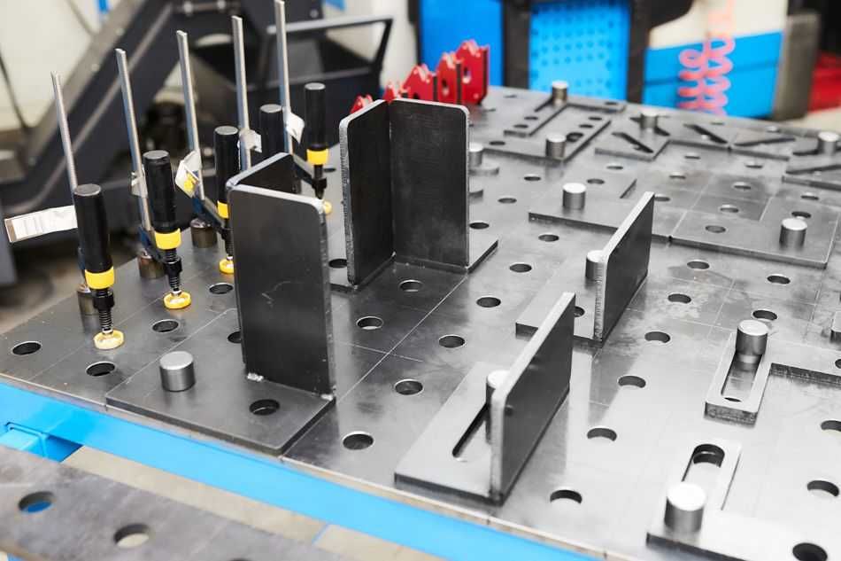 Stół spawalniczy modułowy 1000 X 1000 system 28 z narzędziami