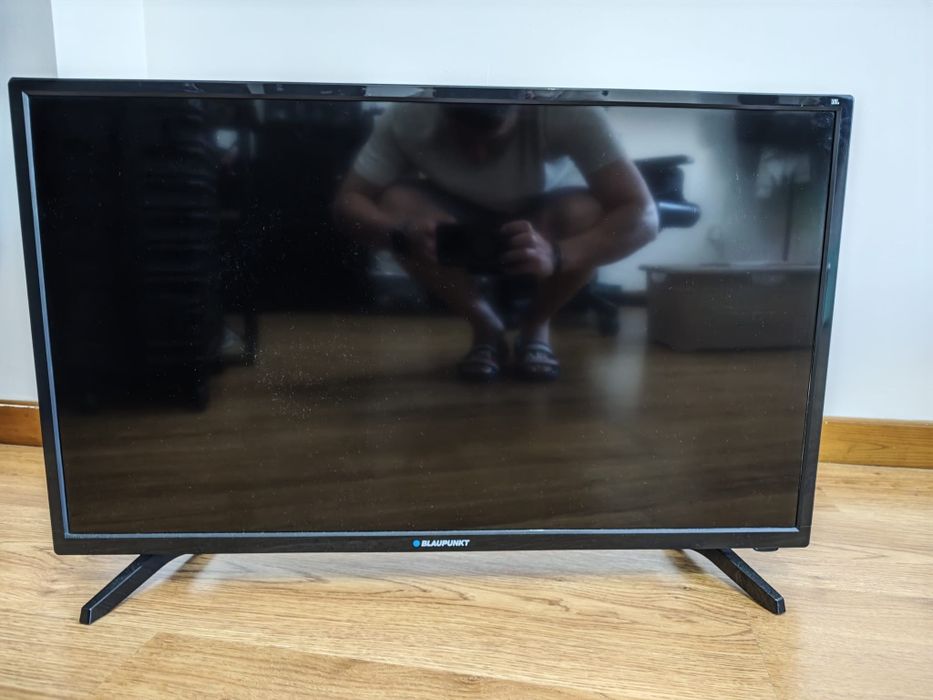 Smart TV BLaupunkt 32" JBL c/ suporte parede