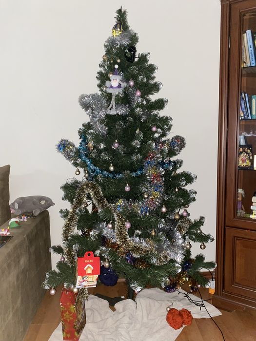 Новорічна ялинка з іграшками та герляндами