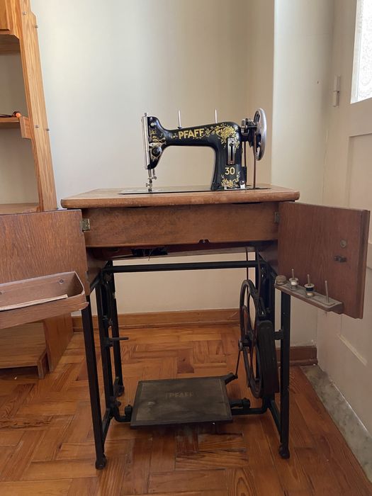 Vintage PFAFF Sewing Machine