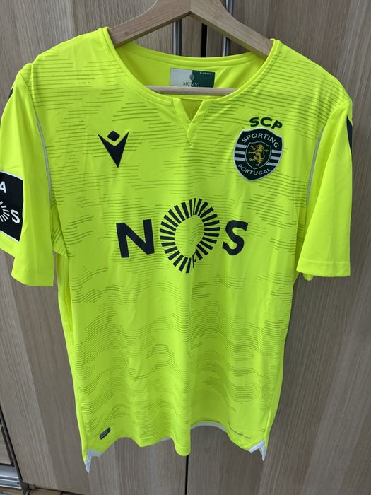 Camisolas oficias oferecidas pelos jogadores em campo