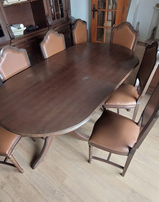 Mesa + 8 cadeiras + aparador