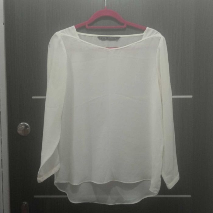 Biała, lekko przeźroczysta bluzka z przedłużanym tyłem Zara rozm.38