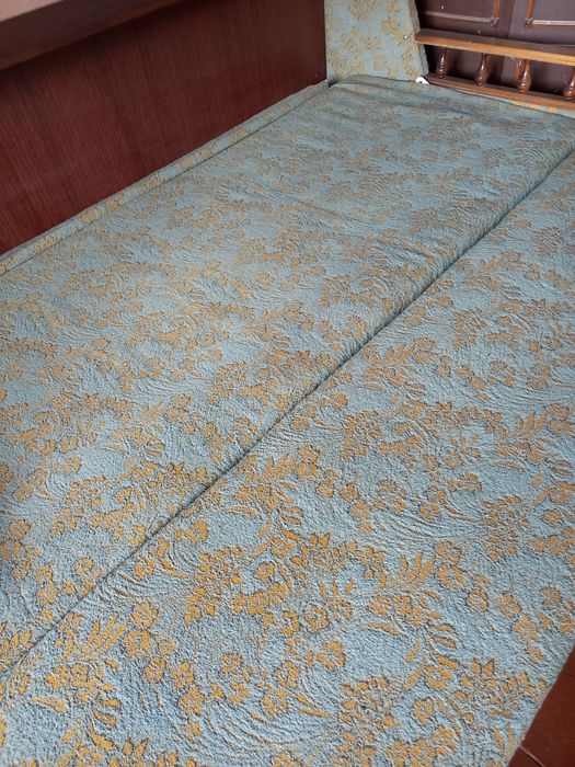 Тахта,диванчик кому як зручно.