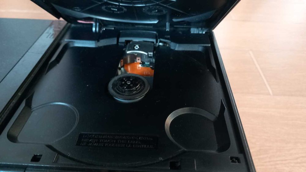 PS2 com marcas de uso - Inclui comando e cabos