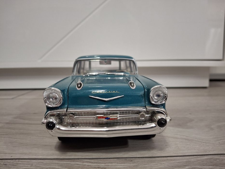 Album i samochód kolekcjonerski Chevrolet Nomad Road Legends 1:18