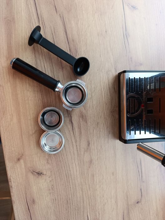 Kolbowy ekspres do kawy ciśnieniowy De'Longhi.