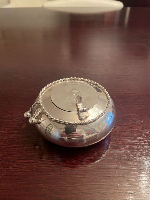 Cinzeiro em casquinha com tampa articulada