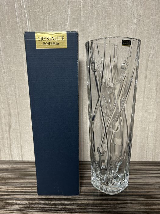 Кришталеві вази в асортименті