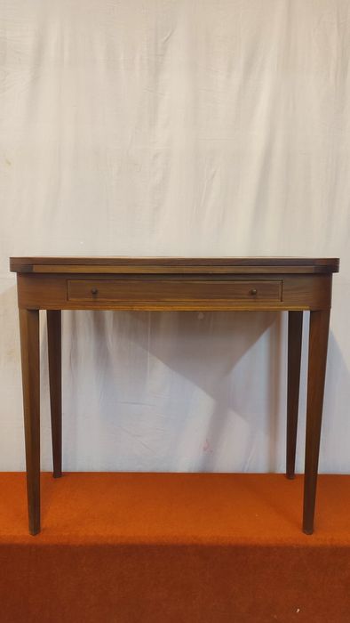 Mesa de jogo com gaveta