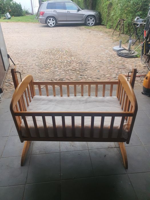 Łóżeczko dziecięce razem z materacem