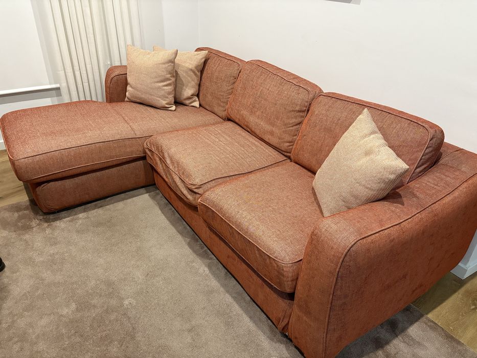 Sofá com chaise longue em excelente estado de conservação