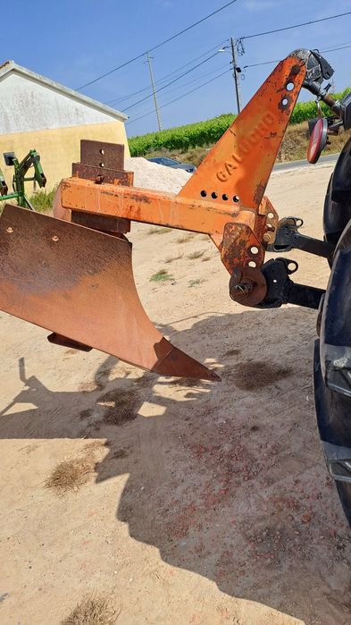 Várias alfaias agricolas, vendo em conjunto ou separado