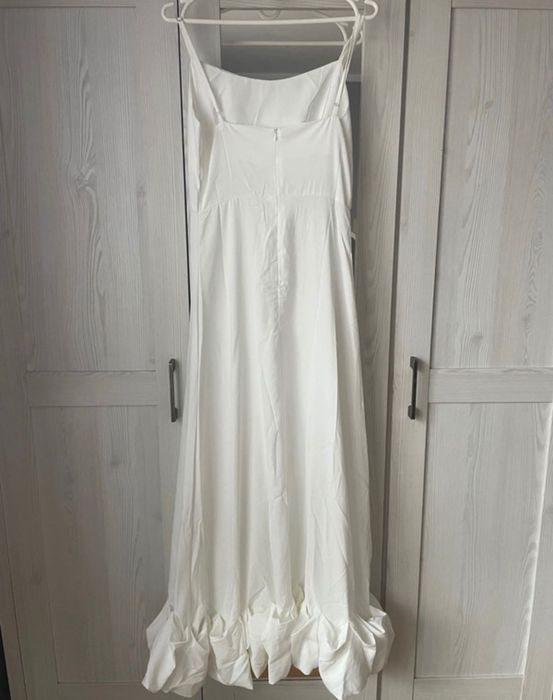 Biała suknia ślubna z różanym dołem