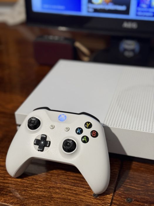 Продам xbox one s 1TB