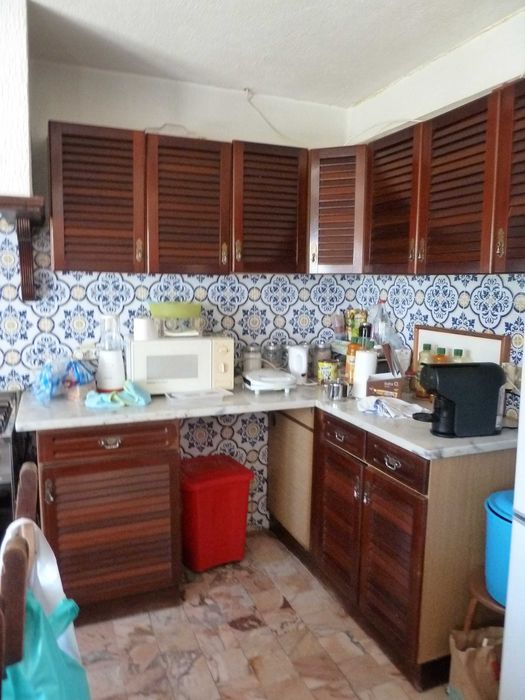 Cozinha com armários em madeira maciça e tampos em mármore