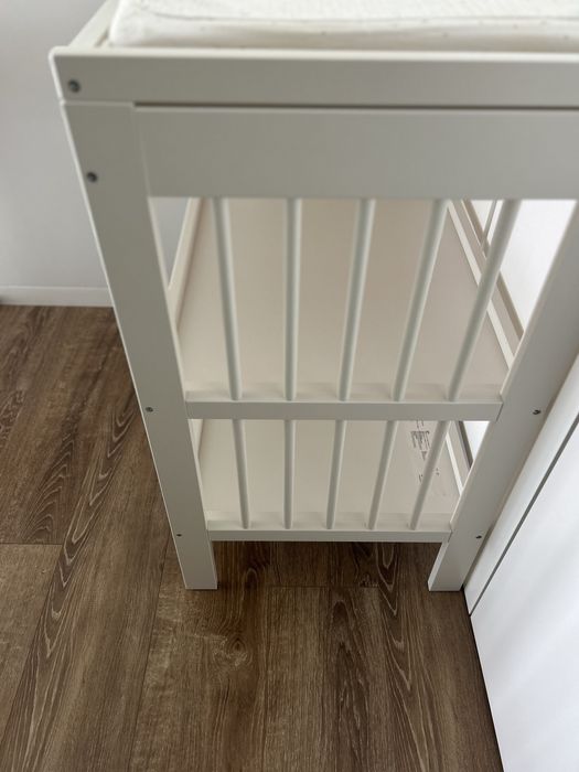 Armário de apoio da marca IKEA