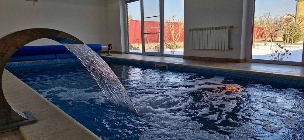 Продаж будинку з шикарним басейном та соляною сауною