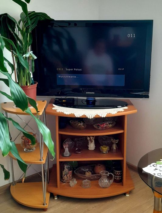 32' Telewizor Samsung + dekoder Ariva + szafka pod telewizor