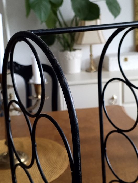 Metalowy stojak na wino