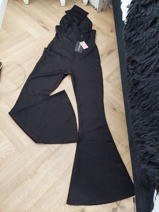 Czarny kombinezon Pretty Little Thing dzwony nowy z metką