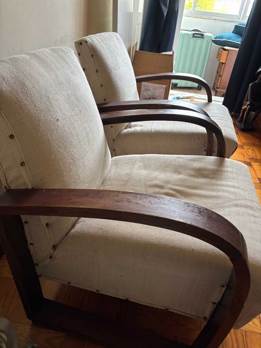 Poltronas e sofá antigos em madeira maciça