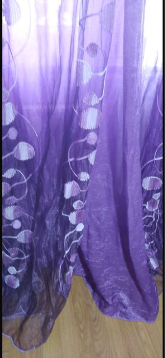 Cortinas Roxas e Castanhas