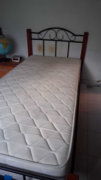 Camas de solteiro em madeira e ferro com colchões